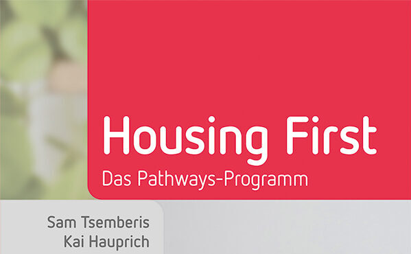 Roter und grauer Bucheinband mit dem Titel Housing First Das Pathways-Programm in weißer Schrift. Unten links sind die Namen der Autoren Sam Tsemberis und Kai Hauprich in grauer Schrift zu sehen.