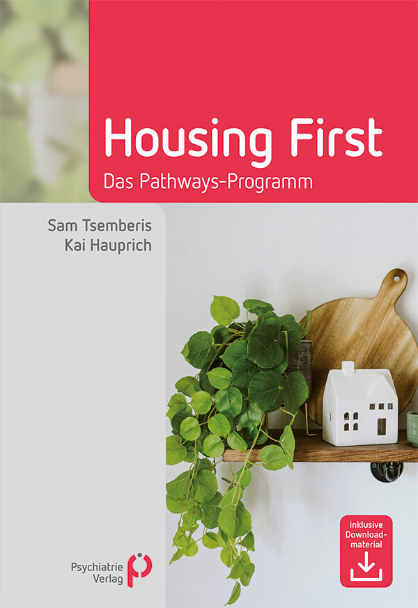 Buchdeckel für Housing First: Das Pathways-Programm von Sam Tsemberis und Kai Hauprich. Das Cover zeigt eine Topfpflanze, ein Holzregal, ein kleines dekoratives Haus und Küchenutensilien vor einem hellen Hintergrund.