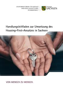 Umschlag eines Leitfadens des Sächsischen Staatsministeriums für Soziales, Deutschland, mit zwei Händen, die einen Schlüsselbund austauschen. Titel: "Handlungsleitfaden zur Umsetzung des Housing-First-Ansatzes in Sachsen.".