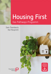 Buchdeckel für Housing First: Das Pathways-Programm von Sam Tsemberis und Kai Hauprich. Das Cover zeigt eine Topfpflanze, ein Holzregal, ein kleines dekoratives Haus und Küchenutensilien vor einem hellen Hintergrund.