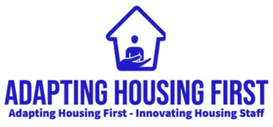 Blaues Logo mit einem einfachen Hausumriss, der ein Personensymbol enthält. Unterhalb des Hauses steht der Text: ADAPTING HOUSING FIRST und in kleinerer Schrift: Adapting Housing First - Innovating Housing Staff.