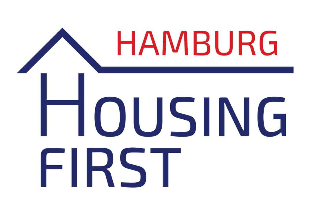 Logo mit dem Schriftzug HAMBURG in Rot über Housing FIRST in Blau, mit einer Dachliniengrafik über dem "H" in Housing. Das Design ist einfach und verwendet einen weißen Hintergrund.