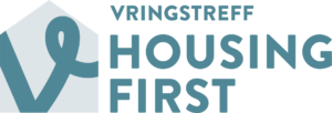 Logo mit dem Schriftzug „Vringstreff Housing First“. Das „V“ ist stilisiert in einer Hausform auf der linken Seite des Bildes dargestellt.