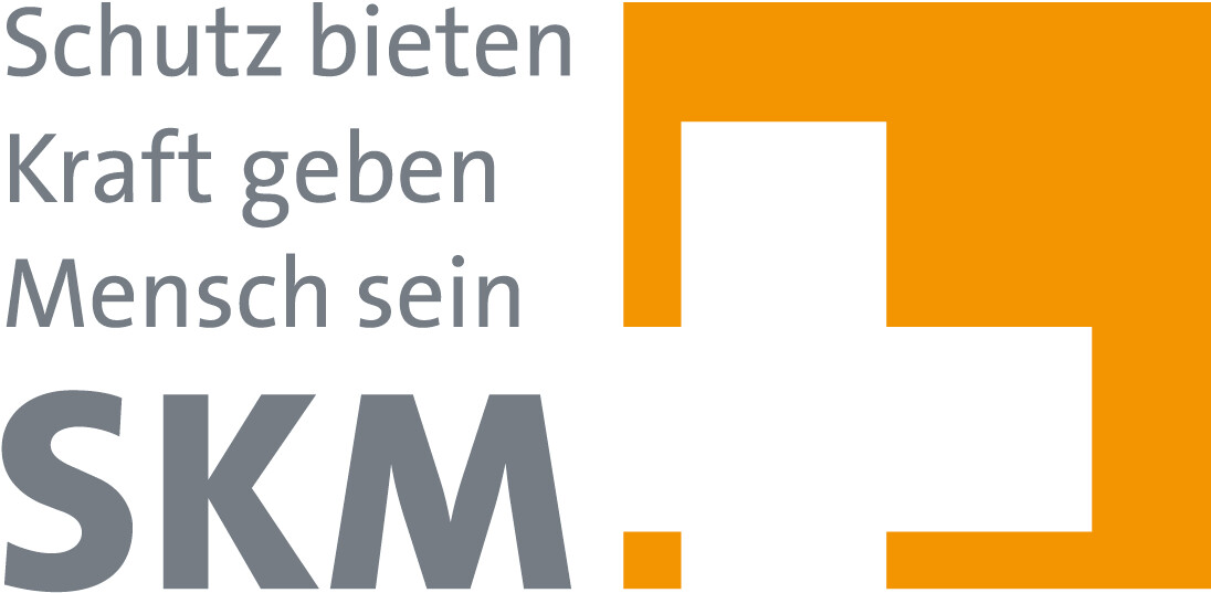 Das Bild zeigt das SKM-Logo mit den Worten Schutz bieten, Kraft geben, Mensch sein in grauer Schrift und einem großen weißen Kreuz auf orangefarbenem Hintergrund. Die Buchstaben SKM erscheinen in fetter grauer Schrift am unteren Rand.